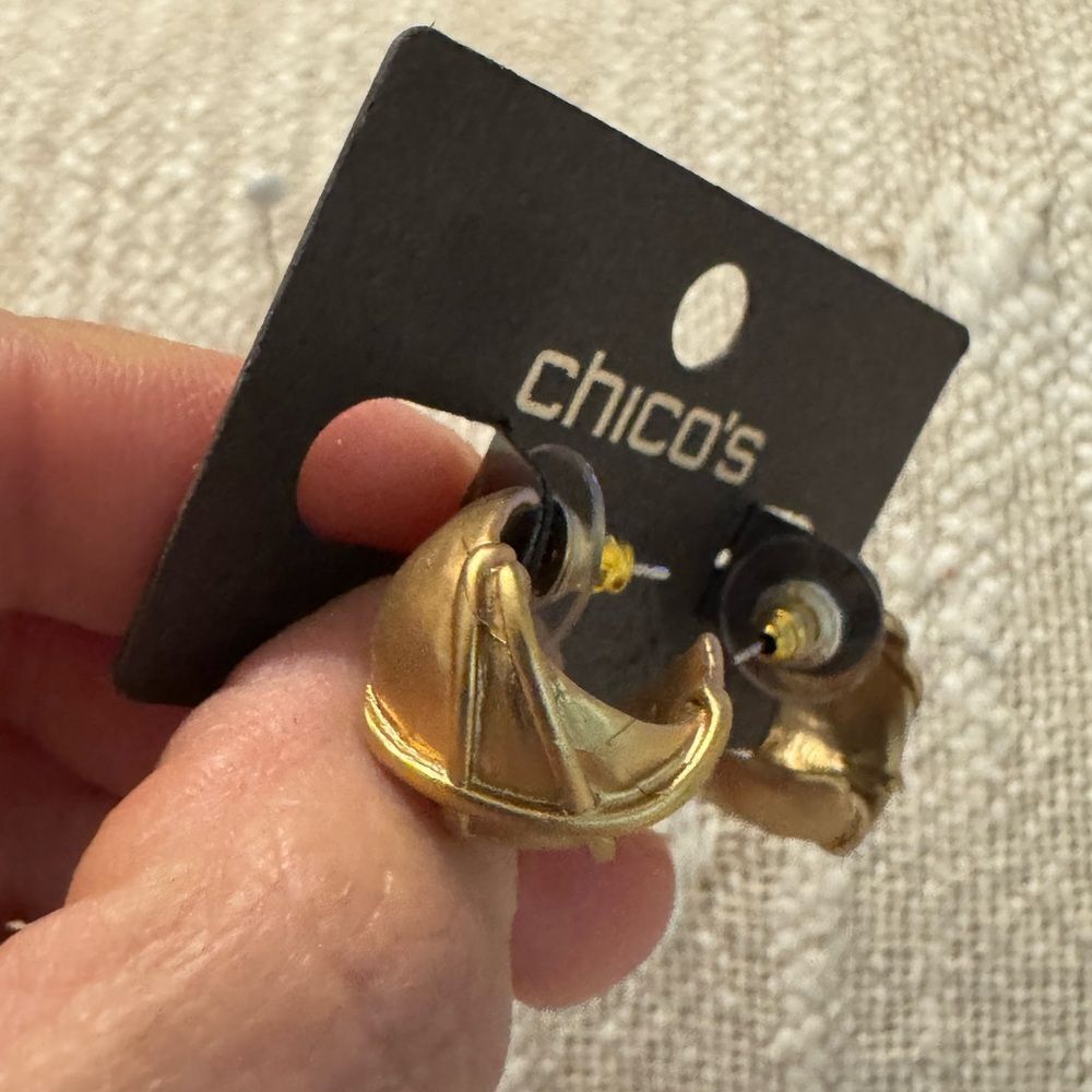 0269-Chico's Gold-Tone Sculpted Earrings‎